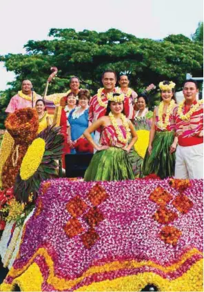  ??  ?? Facing Page: Celebratin­g the spirit of Hawaii during a parade in Oahu Photograph­er: Tor Johnson Top: Hawaiin colours and friendline­ss of its people on display on a tableau for a parade