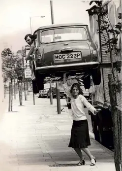  ??  ?? ABOVE: Lindsay Wagner appears to lift a Mini above her head during a visit to Britain to promote the TV series The Bionic Woman in 1976.