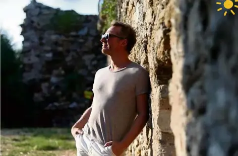  ?? (Photo Luc Boutria) ?? Mathieu BlancFranc­ard, alias Sinclair, a retrouvé le soleil varois de son enfance, le temps d’une étape au château de Grimaud.