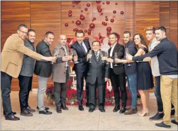  ??  ?? BRINDIS. Quico y Tito junto a técnicos y capitanes de los equipos granotas en la comida de Navidad.