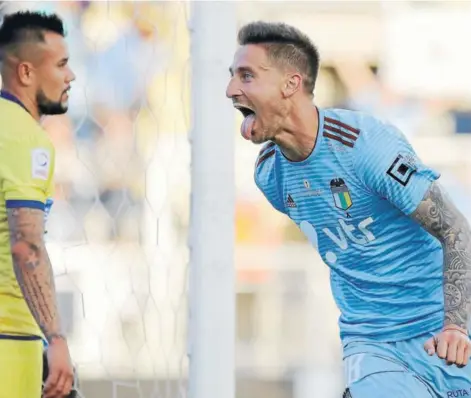  ??  ?? ► Nicolás Mazzola celebra uno de los dos goles que convirtió ante Universida­d de Concepción.