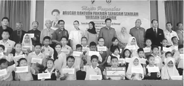  ??  ?? Majang (back row, sixth right), (back row, from fifth right) Hamdiah, Ratnasari, Mataip and Yusuf with the recipients.