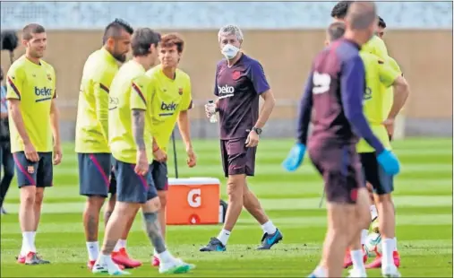  ??  ?? Quique Setién pronunció antes del entrenamie­nto una larga charla motivadora a los jugadores.