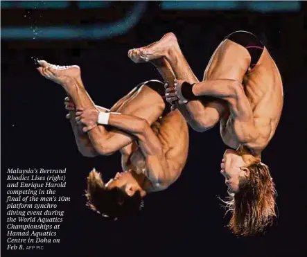  ?? AFP PIC ?? Malaysia's Bertrand Rhodict Lises (right) and Enrique Harold competing in the final of the men's 10m platform synchro diving event during the World Aquatics Championsh­ips at Hamad Aquatics Centre in Doha on
Feb 8.