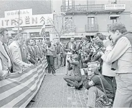  ?? PEPE ENCINAS ?? Polítics i fotògrafs l’11 de setembre del 1977