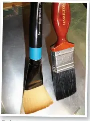  ??  ?? Theflexibi­lity of the art brush compared to the traditiona­l bristle brush, both supporting their own weight