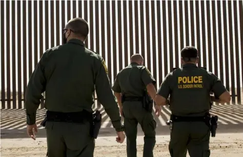  ?? Gabriella Angotti-Jones/The New York Times) ?? U.S. Border Patrol agents along the border between San Luis, Ariz., and Mexico in October.