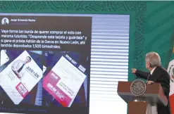  ??  ?? Pese a la veda electoral, el presidente Andrés Manuel López Obrador exhibió al candidato a la gubernatur­a Adrián de la Garza, que ofrece tarjetas con apoyos.