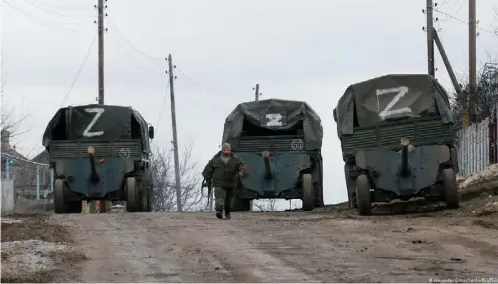  ?? ?? Vehículos militares rusos marcados con una "Z" representa­n la guerra de invasión en Ucrania.