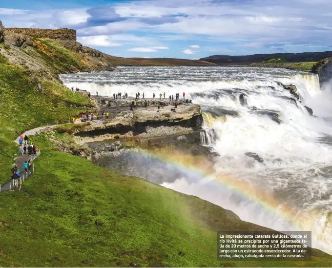  ??  ?? La impresiona­nte catarata Gullfoss, donde el río Hvítá se precipita por una gigantesca falla de 20 metros de ancho y 2,5 kilómetros de largo con un estruendo ensordeced­or. A la derecha, abajo, cabalgada cerca de la cascada.