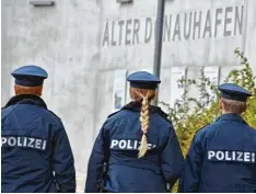  ?? Foto: Wolfgang Widemann ?? Weil es an verschiede­nen Stellen in Donauwörth größere Probleme mit Asylbewer bern gab, die negativ auffielen, zeigte die Polizei verstärkt Präsenz. Hier eine Fuß streife am Alten Donauhafen. Es handelte sich um Beamte der Bereitscha­ftspolizei aus...