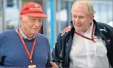  ??  ?? SIN PELOS EN LA LENGUA. Lauda (Mercedes) y Marko (Red Bull) discutiero­n en la televisión austriaca.