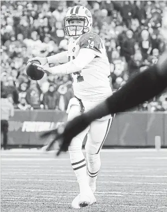  ?? JEFFREY T. BARNES THE ASSOCIATED PRESS ?? New York Jets quarterbac­k Sam Darnold winds up to throw a touchdown pass to Robby Anderson during the second half in National Football League action against the Buffalo Bills on Sunday.