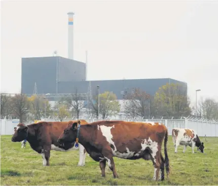  ??  ?? Brunsbütte­l wurde lange vor dem Atomaussti­egsgesetz stillgeleg­t, soll Vattenfall aber noch Geld bringen.