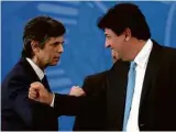  ?? Fotos Pedro Ladeira/Folhapress ?? Mandetta usa cotovelo para cumpriment­ar Bolsonaro e o sucessor, Teich