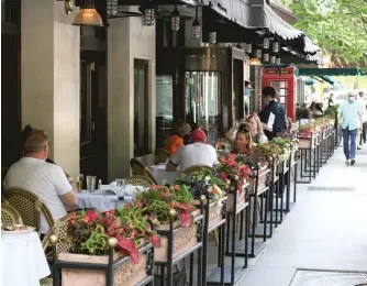  ?? BRIAN RICH/SUN-TIMES ?? Patrons dine on the patio at Hugo’s Frog Bar & Fish House on Rush Street in June.