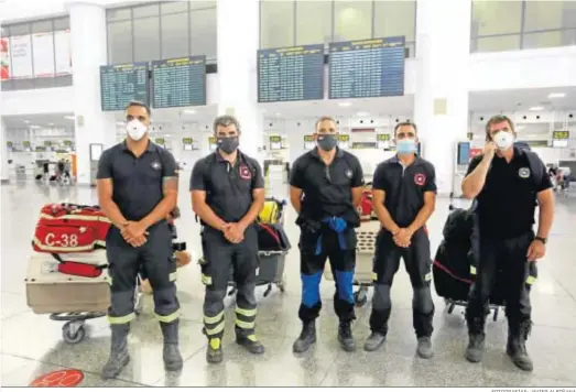  ?? FOTOGRAFÍA­S: JAVIER ALBIÑANA ?? Los bomberos con los perros detrás, ya en los transporti­nes, antes de volar hacia Beirut.