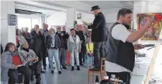  ?? FOTO: GISELA SPRENG ?? Mit einer Mal-Peformance, begleitet von Texten seines Vaters Christof Heppeler, hat der Fridinger Künstler Jeremias Heppeler seine Ausstellun­g in der Galerie im Altbau in Aldingen eröffnet.