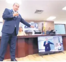  ?? FOTO TOMADA DE VIDEO ?? Mario Núñez, director nacional de Elecciones de la JCE, muestra los escáneres.