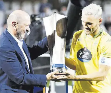  ?? Erik Pradas ?? Lucas Pérez, en el SkyFi Castalia, tras golear en la final de campeones de Primera RFEF, en 2024.