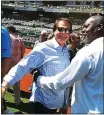  ?? ARIC CRABB — BAY AREA NEWS GROUP ?? Tony La Russa, center, and Dave Stewart are photograph­ed before a ceremony to honor the A’s 1989 World Series team.