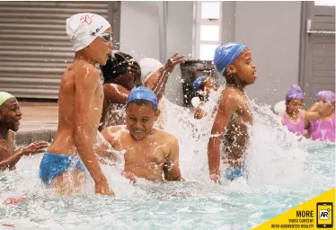  ?? TRACEY ADAMS African News Agency (ANA) ?? FLOREAT Primary School’s two Grade 4 classes frolic in the water in the Learn to Swim project, spearheade­d by the Princess Charlene of Monaco Foundation and Lifesaving SA. |