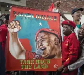  ?? © afp ?? Aanhangers van Julius Malema eisen land op voor de zwarten.