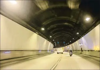  ?? MANÉ ESPINOSA ?? Túnel de la Rovira El ciutadà Pau Cortés proposa d’habilitar un carril bici per aquest túnel de gairebé 1,3 quilòmetre­s que connecti el Baix Guinardó i el Carmel Futures vies per a ciclistes?