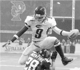  ?? GARY W. GREEN/ORLANDO SENTINEL ?? Chicago Rush wide receiver Bobby Sippio, an Osceola High graduate, jumps over Orlando’s Kenny McEntyre during a 69-61 win in ArenaBowl XX on June 11, 2006.