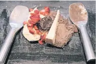  ??  ?? In der Hamburger Eisdiele „Schlecks“wird aus Käsekuchen, Erdbeeren und Schokokeks eine individuel­le Sorte kreiert.