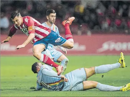  ?? FOTO: PERE PUNTÍ ?? Granell salva la entrada de un jugador del Rayo Vallecano durante el partido que ambos equipos disputaron en Segunda en 2017