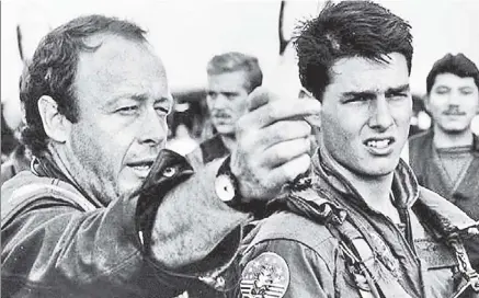  ??  ?? RISING STARS: Tony Scott directs a young Tom Cruise on the set of “Top Gun” in the mid-1980s.