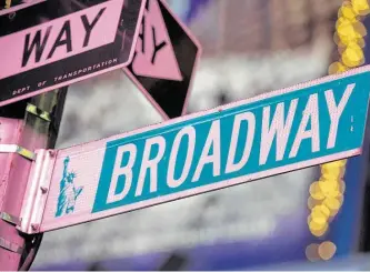  ?? Charles Sykes / AP ?? En esta foto de archivo, un letrero de la calle Broadway en Times Square, en Nueva York.