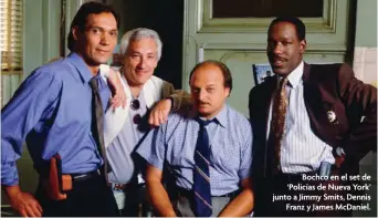  ??  ?? Bochco en el set de ‘Policías de Nueva York’ junto a Jimmy Smits, Dennis Franz y James McDaniel.