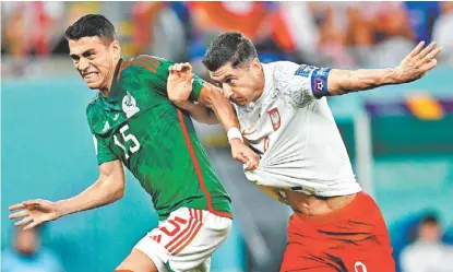  ?? AFP ?? Héctor Moreno y Robert Lewandowsk­i disputan el balón.