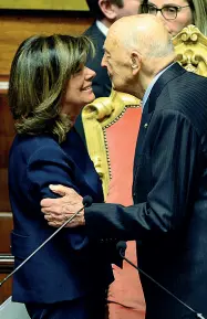  ??  ?? L’abbraccio Nella foto il caloroso saluto fra Giorgio Napolitano, presidente emerito della Repubblica, ed Maria Elisabetta Alberti Casellati subito dopo l’elezione a presidente del Senato