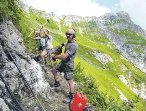  ?? FOTO: MICHAEL MUNKLER ?? Unterhalb der Lärchwand bringen Wegebauer neue Drahtseil-Sicherunge­n im Bereich einer steilen Passage an.