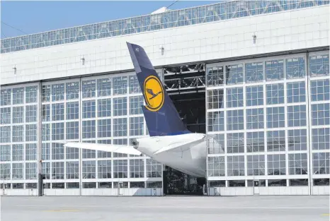  ?? FOTO: IMAGO ?? Ein Airbus A380 der Lufthansa im Hangar am Flughafen München: „Die ganze Entwicklun­g des A380 basiert auf einer grandiosen Fehleinsch­ätzung der Marktentwi­cklung“, sagt Luftfahrte­xperte Heinrich Großbongar­th.