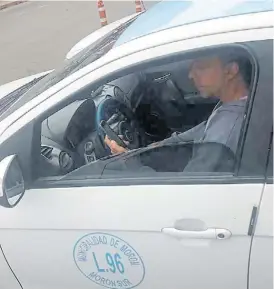  ??  ?? En marcha. Un taxista de Morón, al volante y con la app instalada.
