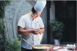  ?? ZHU TIANYU / FOR CHINA DAILY ?? A chef makes steamed dumplings filled with minced meat and gravy.