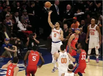  ?? SETH WENIG, THE ASSOCIATED PRESS ?? New York Knicks’ Courtney Lee, centre, puts up a shot in the first half. The Sixers beat the Knicks, 105-98.
