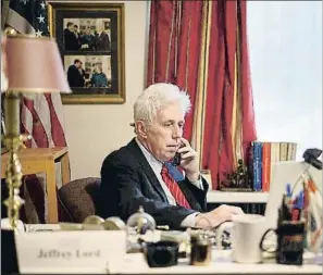  ?? DANIEL ZAMPOGNA/PENNLIVE.COM /AP ?? Jeffrey Lord en el despacho que tiene en su casa en Camp Hill