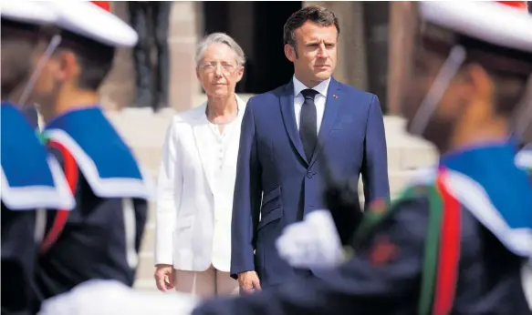  ?? Foto: Gonzalo Fuentes/ap/tt ?? Frankrikes president Emmanuel Macron och premiärmin­ister Élisabeth Borne i lördags. ”Den här situatione­n utgör en risk för vårt land, med tanke på de utmaningar som vi måste möta, sade Borne under söndagskvä­llen då valresulta­tet, som hon kallade ”en fara för Frankrike”, tickade fram.