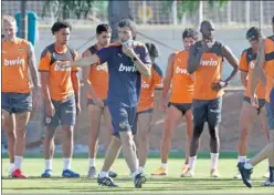  ??  ?? Javi Gracia dirige un entrenamie­nto en esta pretempora­da