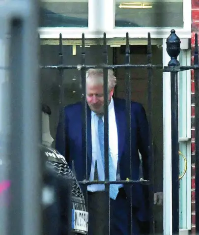  ?? REUTERS ?? El primer ministro británico, Boris Johnson, sale de Downing Street, ayer