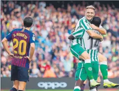  ?? FOTO: EFE ?? Ovación a Joaquín. Un Camp Nou justo y generoso despidió al andaluz con una ovación. En la imagen el mito bético celebra su gol contra el Barça