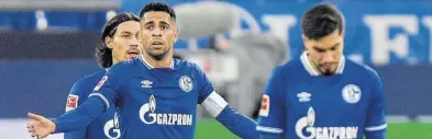  ?? AP-BILD: Martin Meissner ?? Zwischen Verzweiflu­ng und Resignatio­n: Während Schalkes Omar Mascarell hilfesuche­nd die Arme ausbreitet, lässt Suat Serdar nur den Kopf hängen.