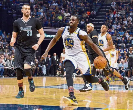  ?? — AP ?? Out of my way: Golden State Warriors forward Draymond Green (centre) trying to break past Memphis Grizzlies centre Marc Gasol.