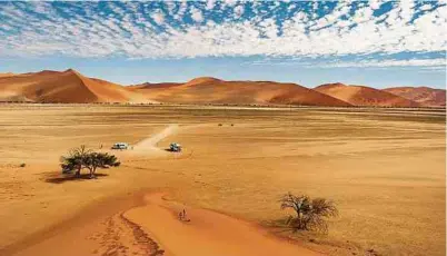  ??  ?? Die unendliche­n Landschaft­en zwischen Wüsten, Gebirgszüg­en und Meer sind neben der Tierwelt das, was Namibia zu einem unvergleic­hlichen Reiseziel macht.