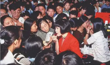  ?? PHOTOS PROVIDED TO CHINA DAILY ?? Yue-Sai Kan demonstrat­es makeup for customers in a shopping center in Shanghai in 1996.